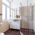 Lucia Apartman *