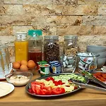 Lucia Apartman *